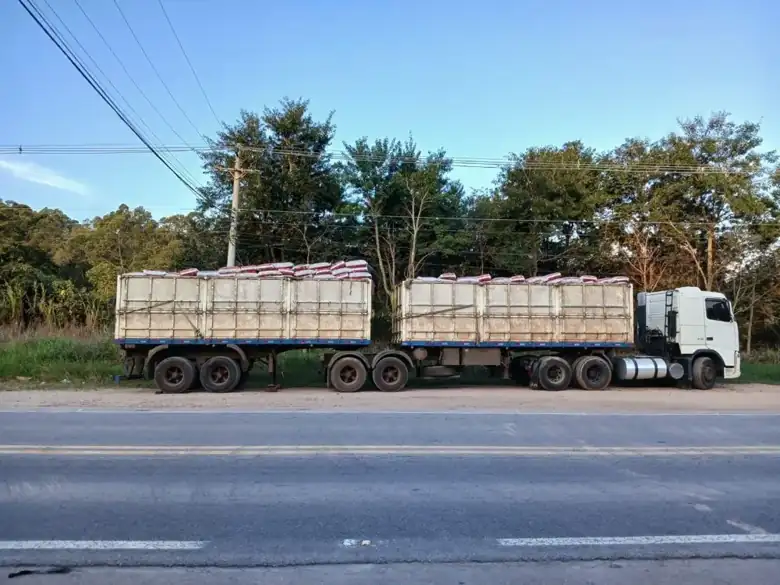 Operação de transporte de carga pesada da Zurique Transportes