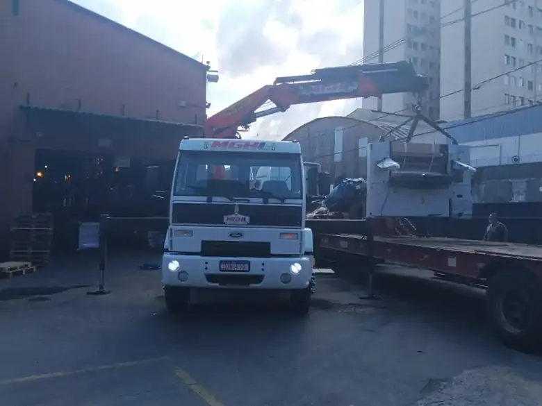 Operação de transporte de carga pesada da Zurique Transportes