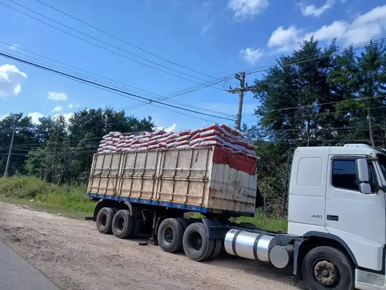 Operação de transporte de carga pesada da Zurique Transportes