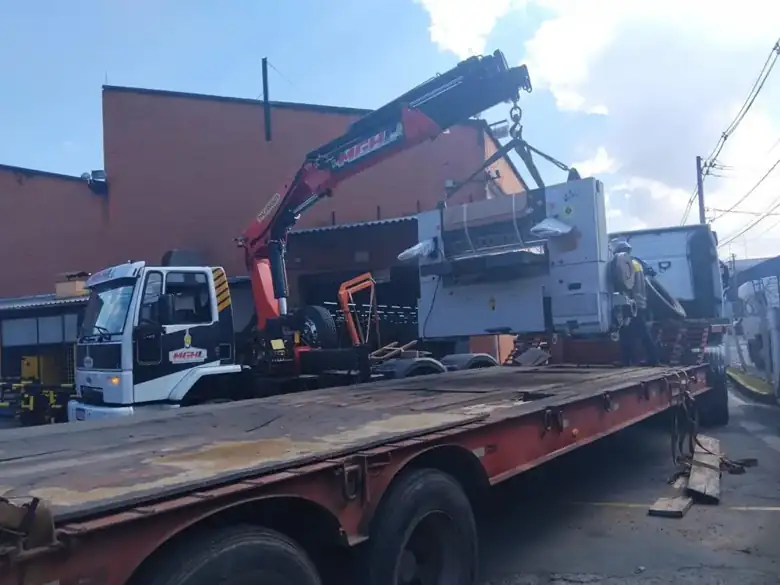 Operação de transporte de carga pesada da Zurique Transportes