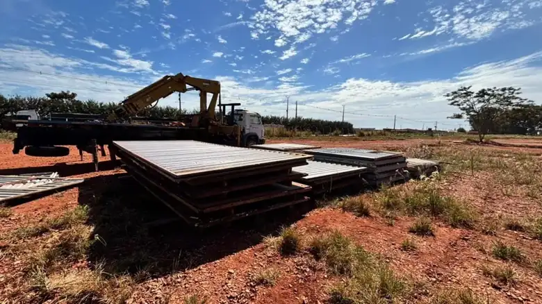 Operação de transporte de carga pesada da Zurique Transportes